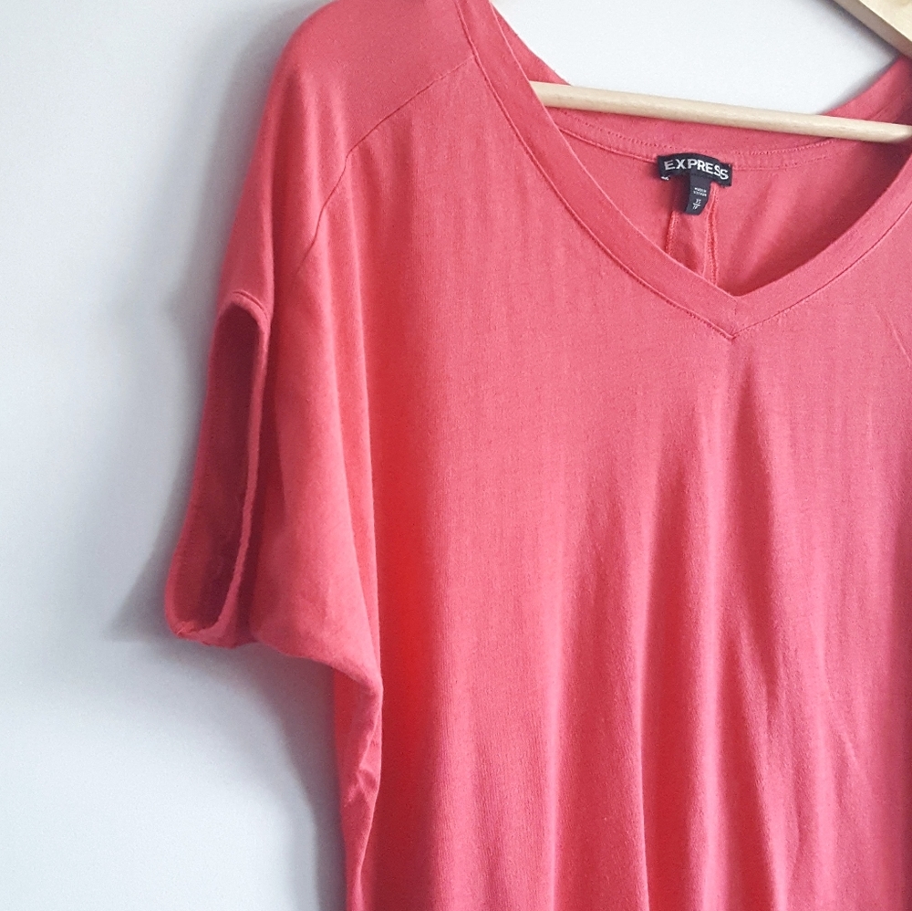 ▪︎Express▪︎Button Back Tux Tail Wedge Tee - Picture 3 of 8
